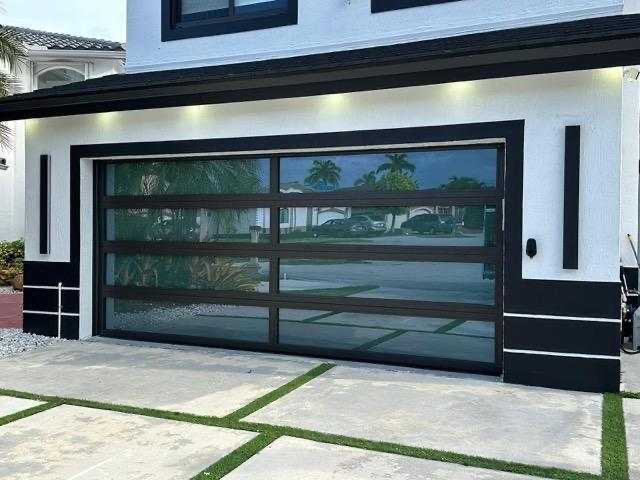 Puerta de garage de aluminio y vidrio de impacto instalada por Sanchez Impact 1