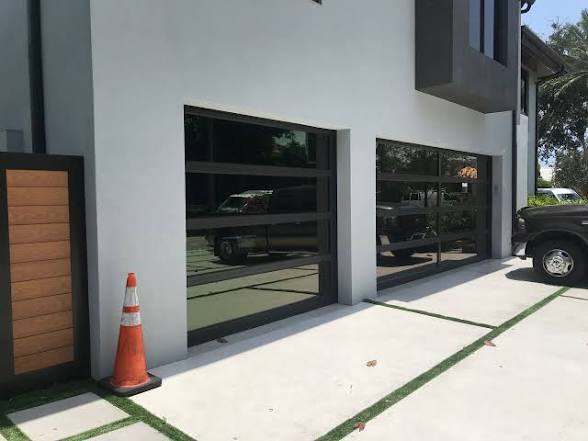 Puerta de garage de aluminio y vidrio de impacto instalada por Sanchez Impact 3