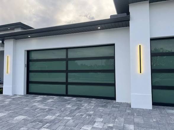 Puerta de garage de aluminio y vidrio de impacto instalada por Sanchez Impact 2